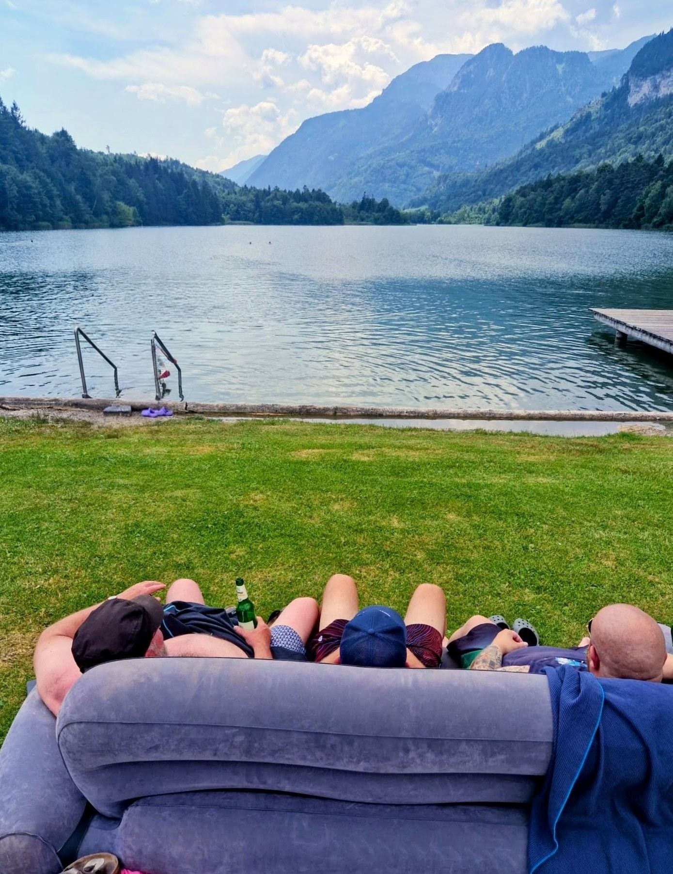 Blick auf einen Bergsee in den Alpen, eine Station auf der ersten Wohnmobil-Tour